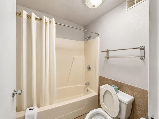 غرفة بسرير كينج للمدخنين، Regency Inn 9/9