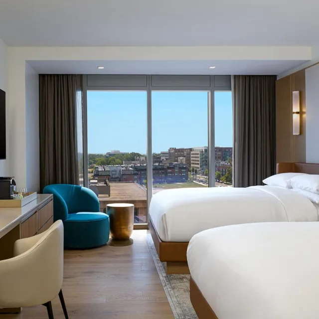 غرفة قياسية بسريرين كوين لذوي الإعاقة، JW Marriott Reston Station 1/3