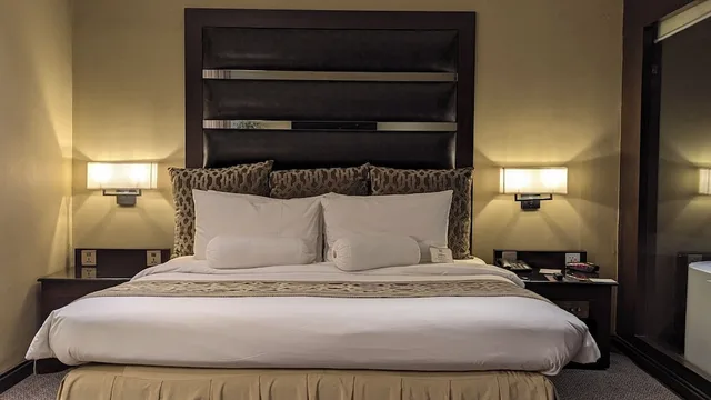 غرفة كلاسيكية بسرير كوين، Four Points by Sheraton Lahore 2/4