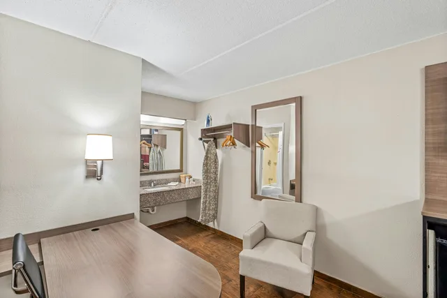 غرفة سوبيريور بسرير كينج، Red Roof Inn Jackson Downtown - Fairgrounds 6/9