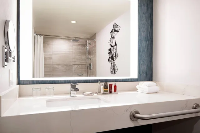 جناح جونيور بسرير كينج بإطلالة على المدينة مع أريكة في طابق مرتفع، Vancouver Airport Marriott Hotel 10/10