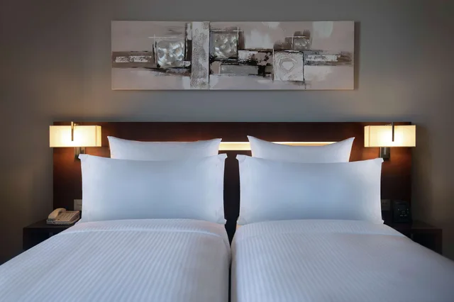 غرفة بسريرين منفصلين لذوي الإعاقة، Hilton Beirut Downtown 2/6