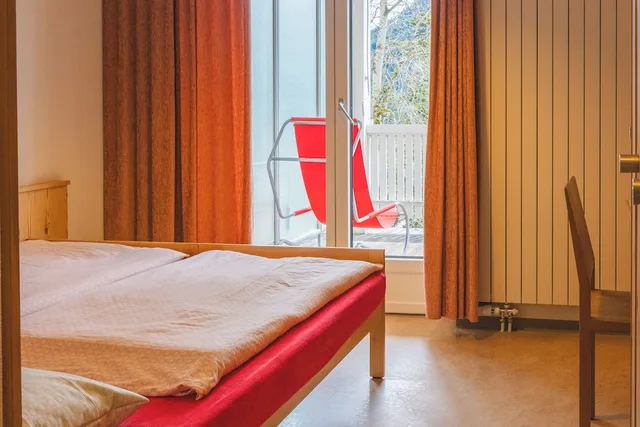 غرفة بشرفة مفردة بسرير فردي بحمام خاص، Davos Youthpalace 5/8