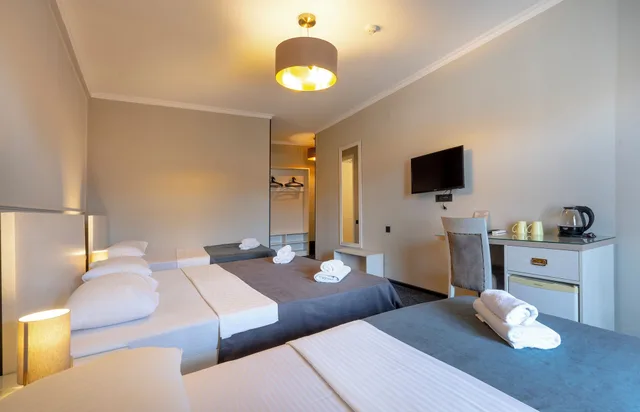 غرفة رباعية بسرير كينج وسريرين منفصلين بشرفة، Hotel Piazza 2/6