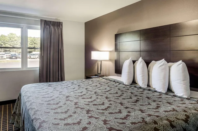 غرفة بسرير كينج للمدخنين، Rodeway Inn Middleboro-Plymouth 2/5