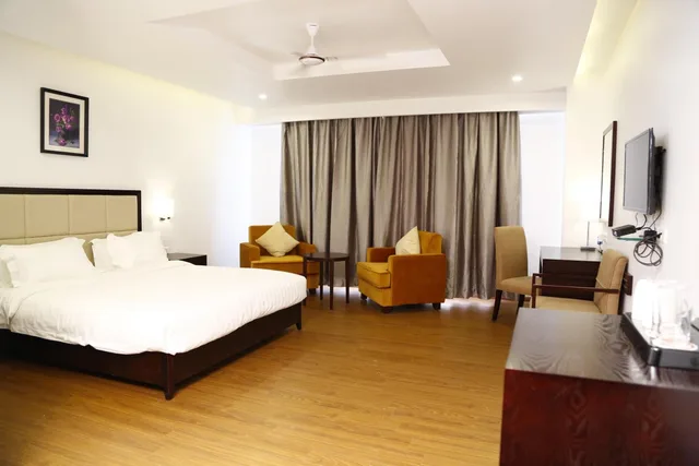 غرفة ديلوكس بسرير كينج، Triguna Clarks Inn Kurnool 1/2