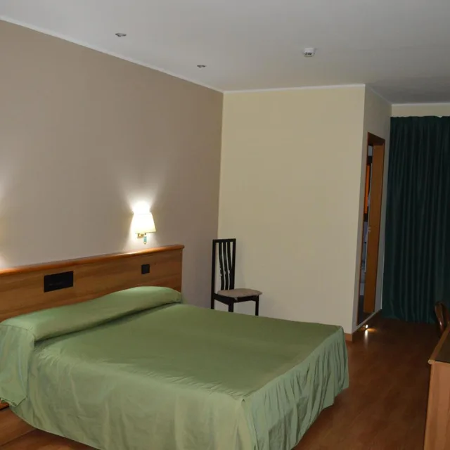 غرفة بسرير مزدوج أو سريرين منفصلين، Canadian Hotel 1/6