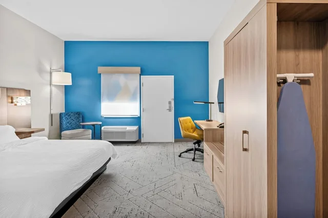 Standard, King Bed, Pool View, Holiday Inn Express Monticello 1/3