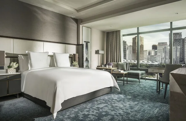 Club, Premier, King Bed, Four Seasons Hotel Kuala Lumpur 1/2