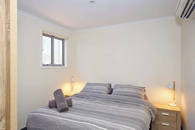 كابينة بسرير كوين وأسرّة بطابقين بإطلالة على المسبح بغرفتي نوم، Exmouth Cape Holiday Park 1/6
