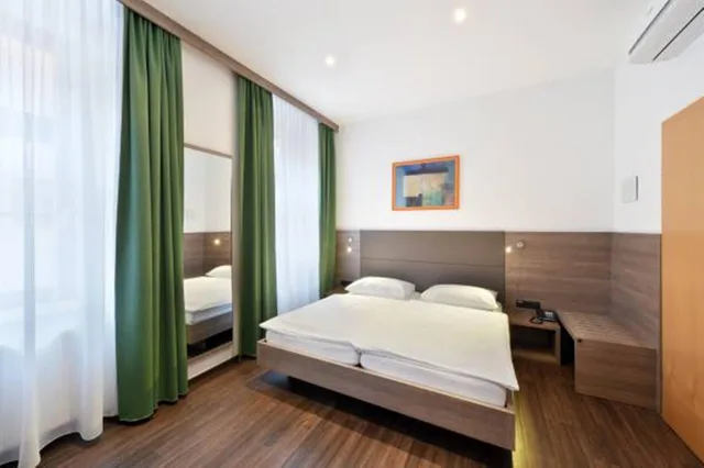 غرفة بسرير كوين، Lucia Hotel 3/10