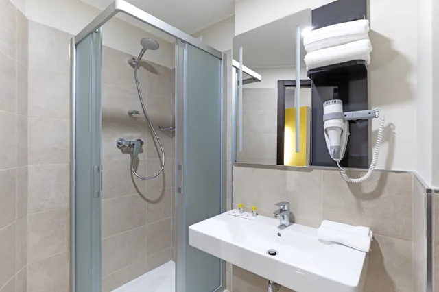 غرفة قياسية ثلاثية بسرير كوين وسرير فردي بشرفة، B B Hotel Roma Pietralata 4/4