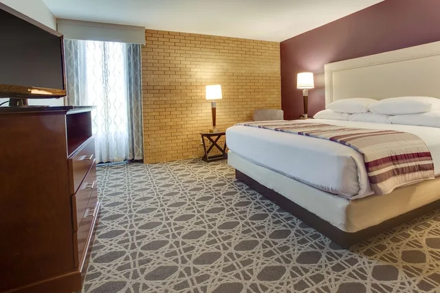غرفة ديلوكس بسرير كينج، Drury Inn and Suites Louisville East 1/3