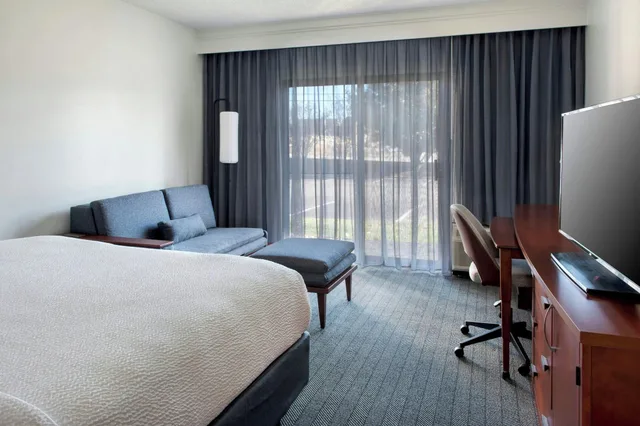 غرفة بسرير كينج لذوي الإعاقة، Courtyard By Marriott Annapolis 1/5