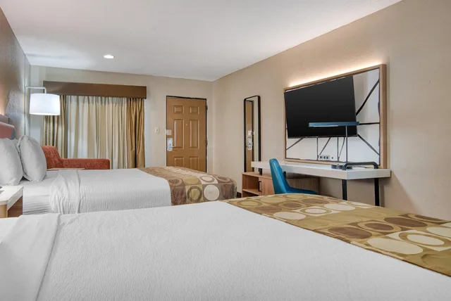 Standard, 1 Double and 2 Queen Beds, Large، Best Western Vicksburg 1/9