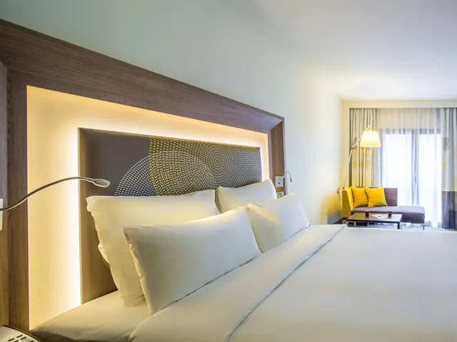 جناح جونيور بسرير كوين مع أريكة، Novotel Istanbul Bosphorus Hotel 7/10