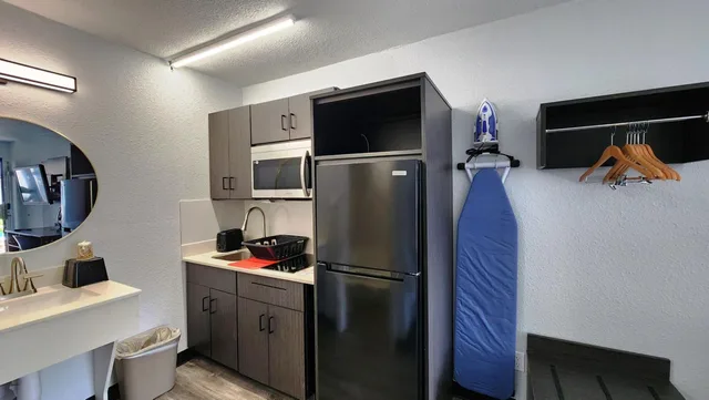 غرفة بسرير كينج لذوي الإعاقة، Studio6 Alvin, TX 10/10