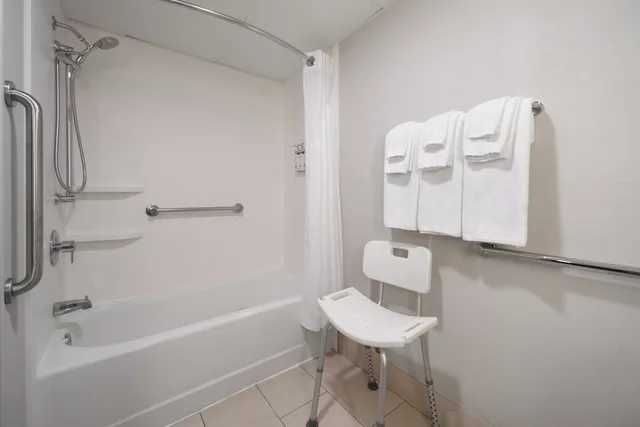 غرفة قياسية بسريرين كوين لذوي الإعاقة، Holiday Inn Exp Winston Salem 4/6