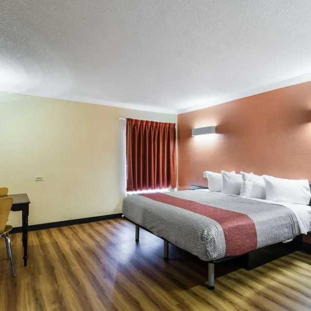 غرفة بسرير كوين، Motel6 Libertyville, IL 4/10