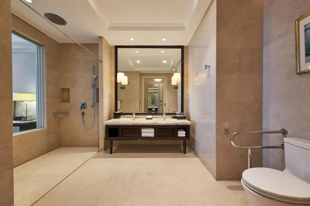 غرفة بسريرين منفصلين بشرفة بإطلالة جزئية على البحر، The Westin Zhujiajian Resort Zhoushan 3/3