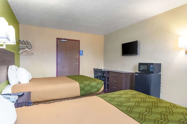 Room, 2 Double Beds, Smoking, Accessible, Econo Lodge Kent - Akron West 2/3