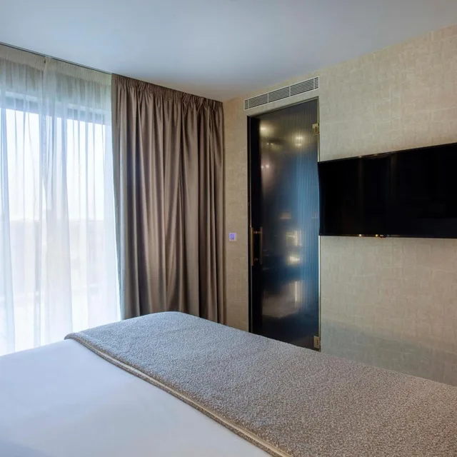 جناح جونيور ديلوكس بسرير كينج، Wine And Books Porto Hotel 3/9