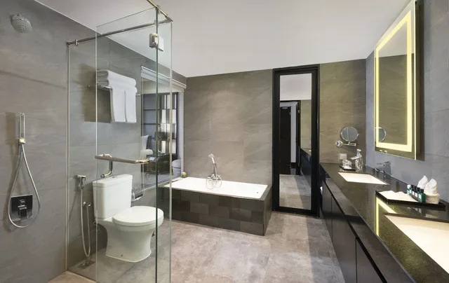 غرفة بزنس بسرير كينج، Grand Swiss-Belhotel Darmo 3/4