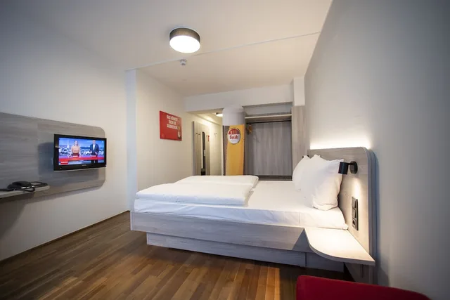 غرفة قياسية بسرير كوين، Eden Frueh Am Dom Hotel 2/10