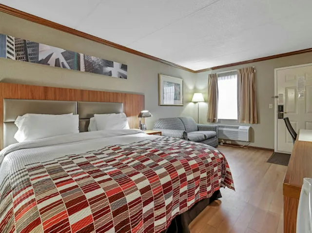 غرفة سوبيريور بسرير كينج لذوي الإعاقة، Red Roof Inn Uhrichsville 2/4
