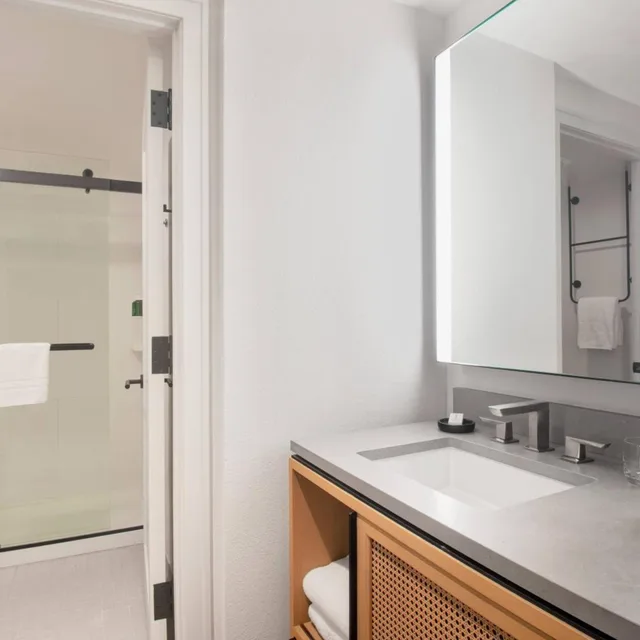 جناح بسرير كوين بغرفة نوم واحدة مع أريكة بحوض استحمام لذوي الإعاقة، Residence Inn at Aventura Mall Marrriott 2/2