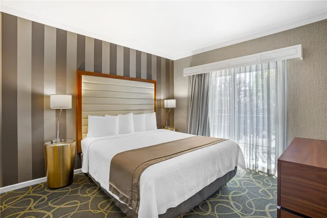 جناح بسرير كوين مع أريكة بمطبخ صغير لذوي الإعاقة، Best Western Plus Dixon Davis 1/3