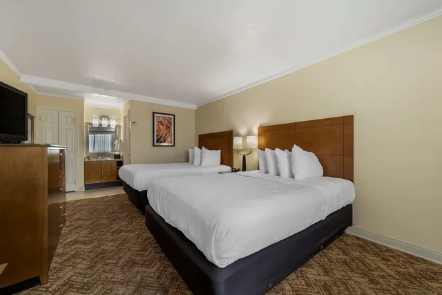 غرفة قياسية بسريرين كوين بإطلالة على المدينة، Best Western Plus Northwoods Inn 3/8