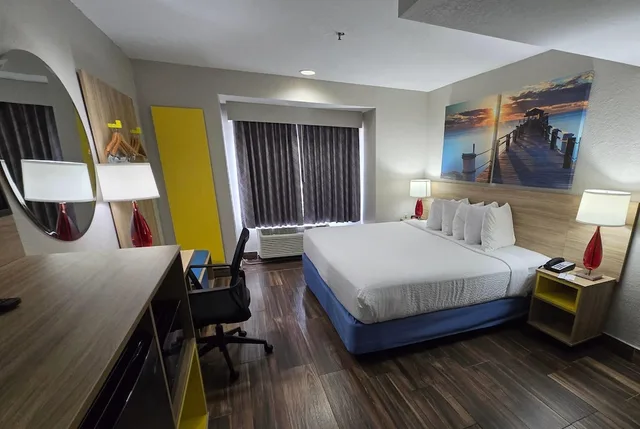 غرفة بسرير كينج، Days Inn And Suites By Wyndham Tampa Raymond James Stadium 1/10