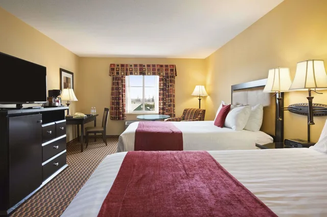 غرفة بزنس بسريرين كوين، Ramada By Wyndham Surrey/Langley 4/8