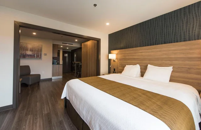 Suite, King Bed, Murphy Bed, Queen Bed، Quality Suites Drummondville 1/9