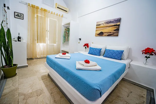 غرفة سوبيريور بسرير مزدوج بإطلالة على البحر بشرفة، Join Us Low Cost Rooms 1/3