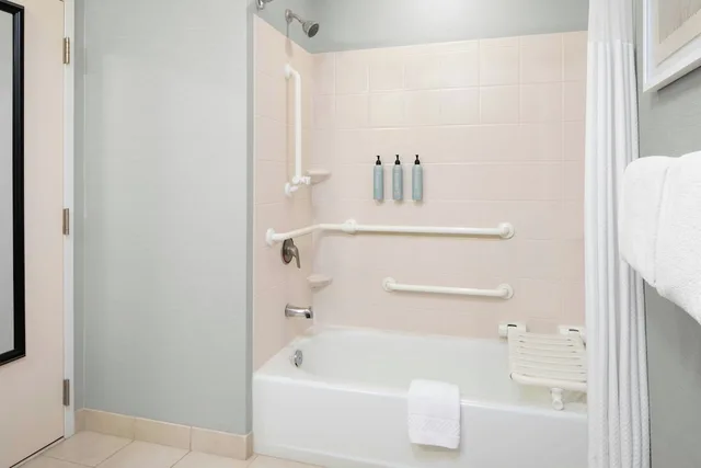 غرفة بسرير كينج، Courtyard by Marriott Knoxville Airport Alcoa 3/4