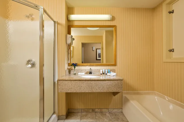 غرفة غراند بسريرين مزدوجين بإطلالة على البحيرة، Fort William Henry Hotel and Conference Center 7/8