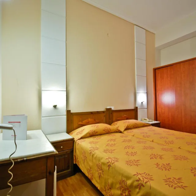 Room, Twin Beds, Town View، Coronis 3/10