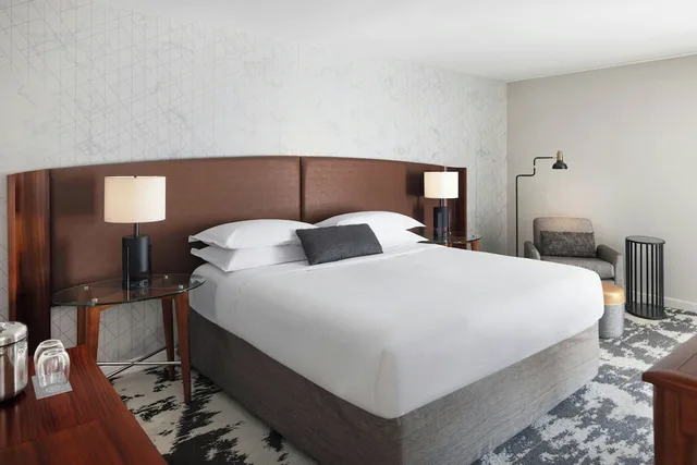 جناح جونيور بسرير كينج بشرفة، SHERATON VANCOUVER AIRPORT HOTEL 3/5
