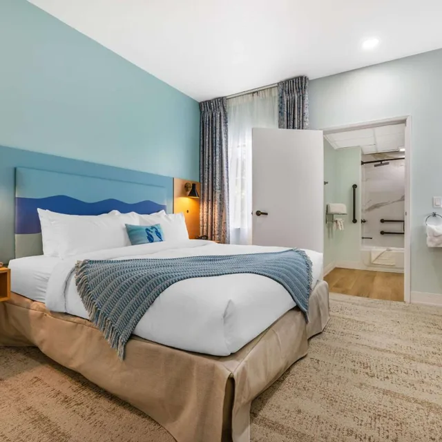 جناح بسرير كينج بإطلالة على المسبح، Quality Suites Downtown San Luis Obispo CA 1/8