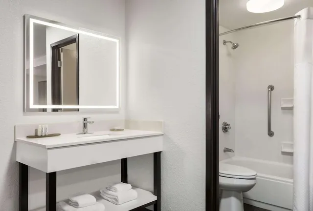 غرفة بسرير كينج لذوي الإعاقة، La Quinta Inn & Suites by Wyndham Cleveland Airport West 3/5