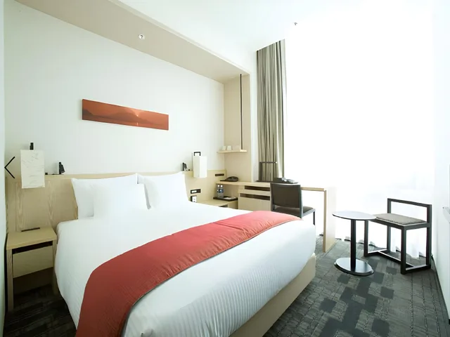 غرفة قياسية بسرير كينج وسريرين كوين، JR Kyushu Hotel Blossom Shinjuku 1/1