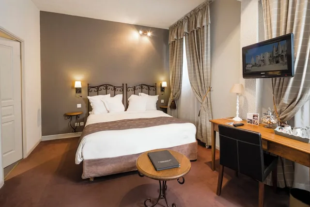 غرفة تقليدية بسرير مزدوج، Hotel de l Horloge 3/9