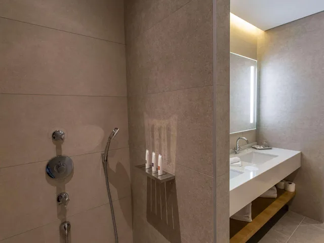 Swiss Advantage, King Bed، Swissotel Sarajevo 3/3