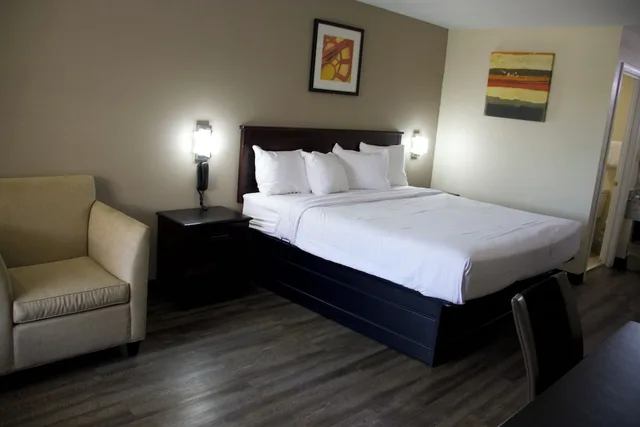 Standard, King Bed, Key West Inn Cookeville 1/5