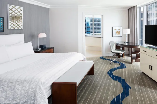 Superior, King Bed, Le Meridien Arlington 1/8