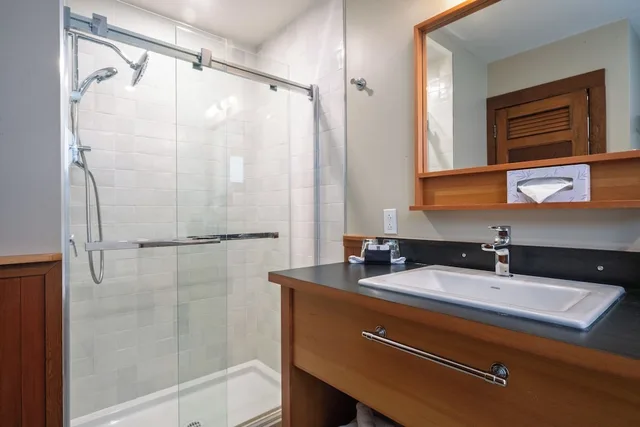 Cabin, 1 Queen and 1 Single Bed, Ocean View, Sofa, Kitchenette, Middle Beach Lodge 4/5