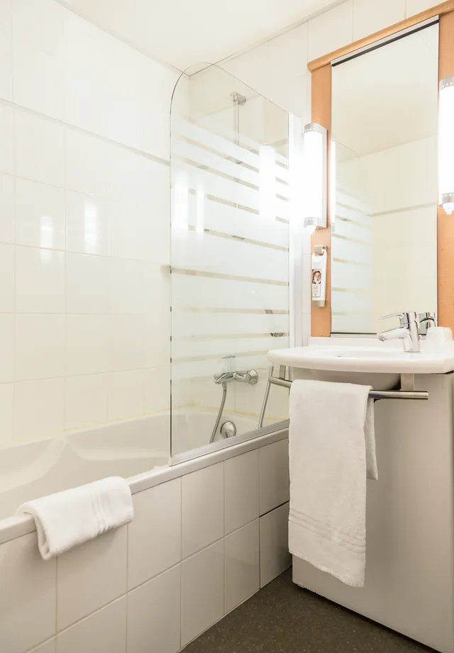 Standard, Double and Twin Beds, ibis Paris Grands Boulevards Opera 9th Hotel 6/8