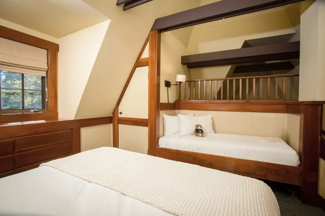 2 Bedrooms, Premium, Chalet, 1 Single and 2 Queen Beds, 2 Bathrooms, Sofa، UCLA Lake Arrowhead Lodge 1/4